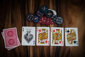 คาสิโนอะไรคือความแตกต่างระหว่าง Play Money Games และเกมชิงโชค?